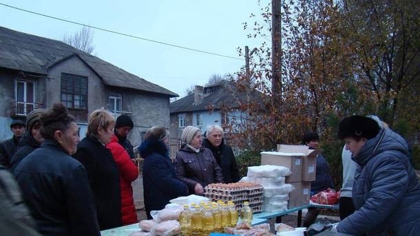 «Выборы» в «ЛНР»: рядом с «избирательными» участками наблюдаются очереди к продуктовым лавкам