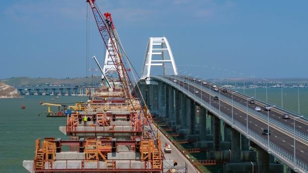 Готовы все опоры Крымского моста: оккупанты похвастались новым «достижением»