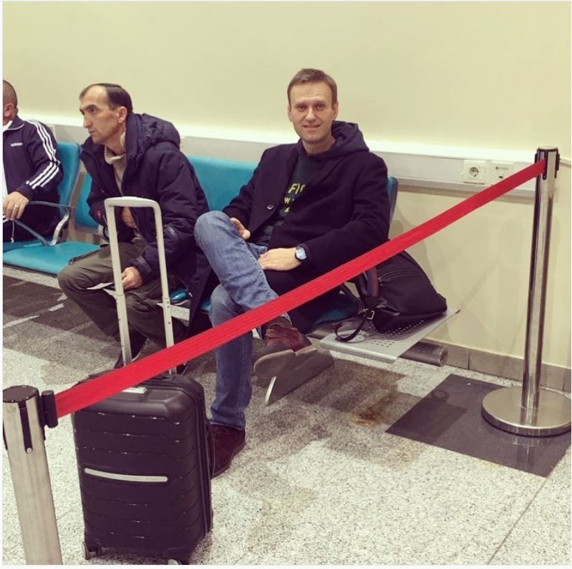 Навального не выпускают в Европу из России 