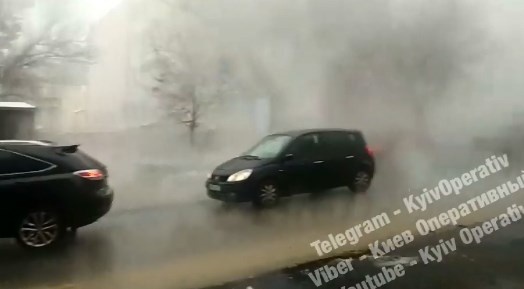 Центр Киева затмил горячий пар от прорыва трубы 