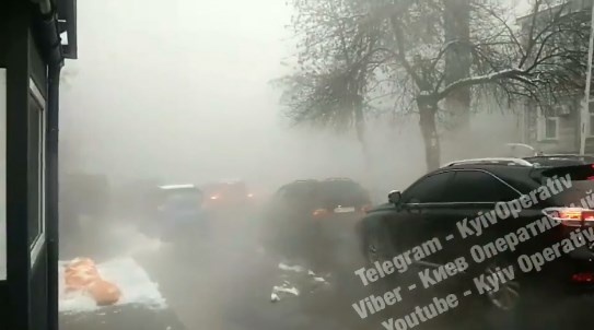 Центр Киева затмил горячий пар от прорыва трубы 