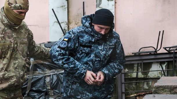 «Люди несут продукты, вещи и деньги»: жители Крыма массово встали на защиту пленных украинских моряков 