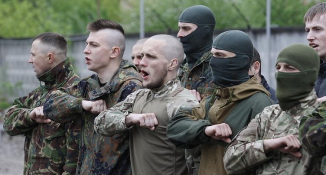 Экс-бойцы «Азова» пришли в приемную Тимошенко требовать объяснений причин незаконного использования фото бойца Лысенко