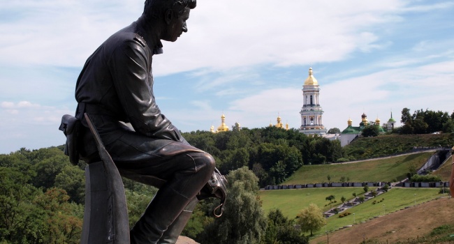 Памятник быкову в киеве фото