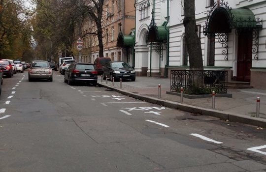 Попы на иномарках устроили в Киеве незаконную парковку Попы на иномарках устроили в Киеве незаконную парковку