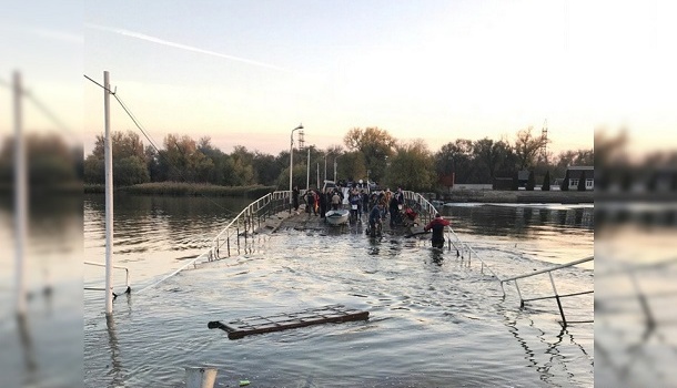 ЧП в России: в Ростове затонул понтонный мост, люди не могут выбраться с острова