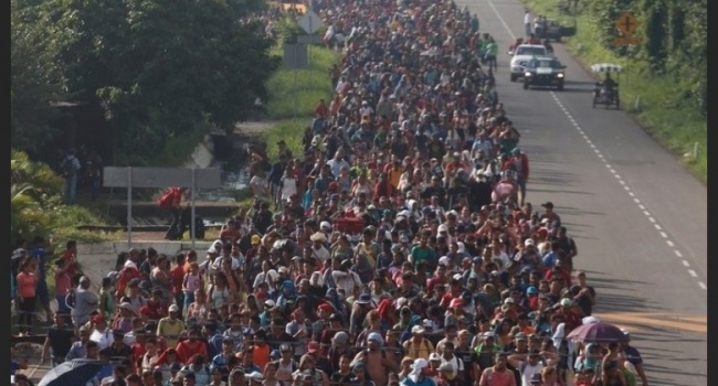 Тысячи людей из каравана мигрантов просят убежище в Мексике