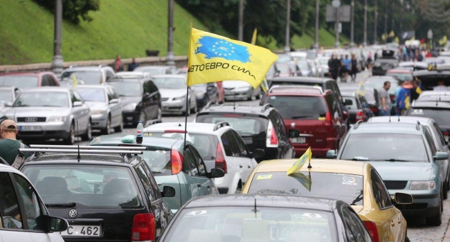 «Евробляхеры» продолжают митинговать в центе Киева «Евробляхеры» продолжают митинговать в центе Киева