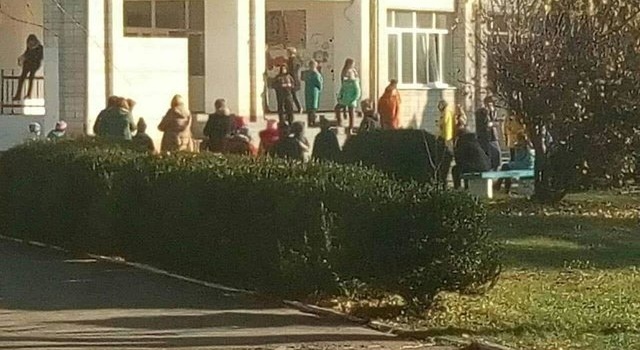 В школе Таращи ученик распылил перцовый газ. Отравились дети В школе Таращи ученик распылил перцовый газ. Отравились дети