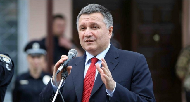 Заявления Луценко оказалось мало – активисты требуют Авакова проявить мужество и уйти в отставку Заявления Луценко оказалось мало – активисты требуют Авакова проявить мужество и уйти в отставку