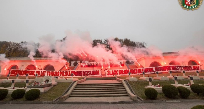 Граждане Польши устроили самое настоящее fire show на кладбище 