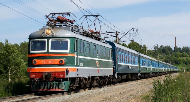 В Харьковской области поезд сбил насмерть сидящего на рельсах человека