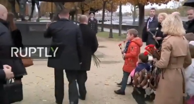 Казус с Путиным в Париже: главу Кремля жестко раскритиковали за открытый зонт