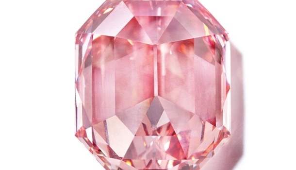 Редкий розовый бриллиант был продан на аукционе за рекордные 50 миллионов долларов