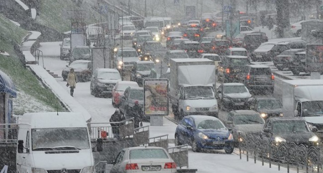 Снегопад на дорогах Киева: количество ДТП выросла до 300-от