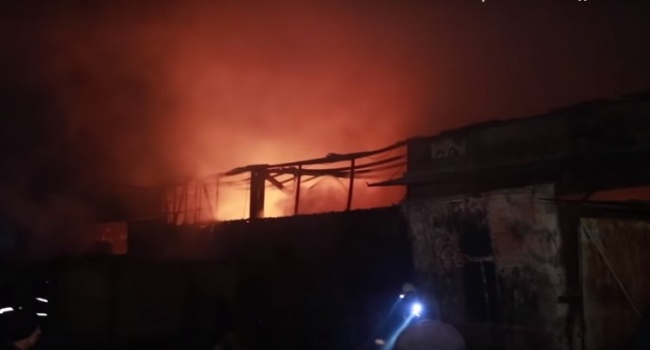 В Киеве загорелись складские помещения площадью 300 квадратов