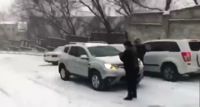 Появились кадры того, как водители не справляются с управлением в снегопад 