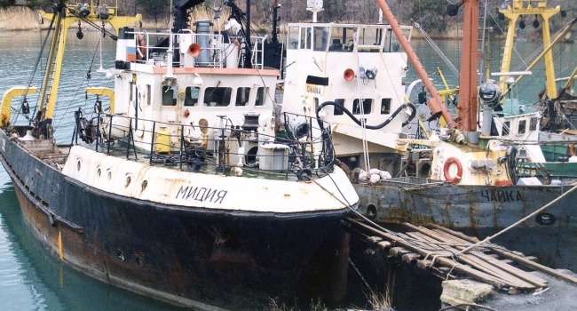 В Японском море столкнулись два рыболовецких траулера. Один из них тонет
