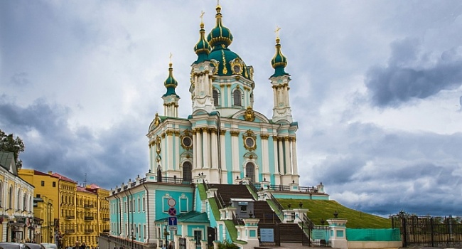 «Прихвостни Москвы намекают»: в Киеве Андреевскую церковь забросали коктейлями Молотова 
