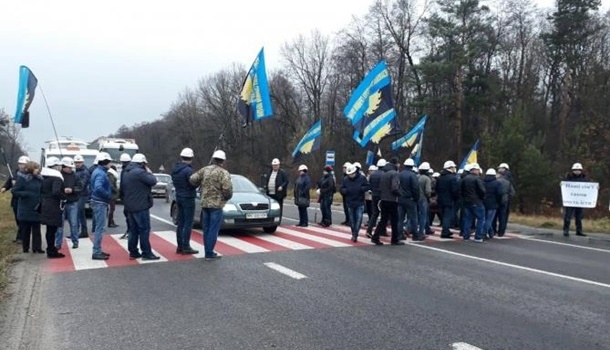 Горняки Львовской области в знак протеста перекрыли дорогу на Польшу