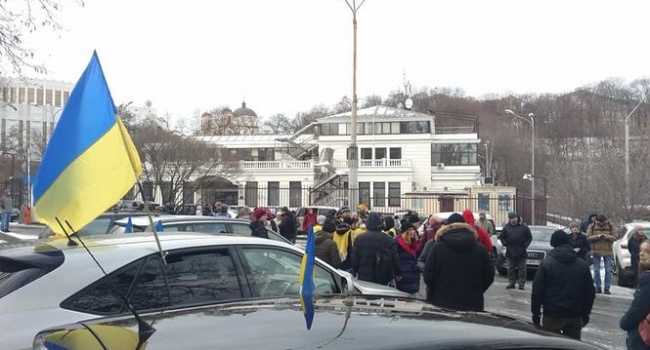 "Аваков, уходи!" - активисты собрались под домом чиновника