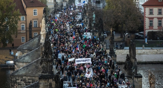 Многотысячные протесты в Чехии: народ требует отставки премьер-министра
