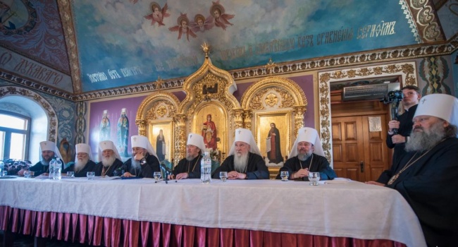 Политолог рассказала, кто звонит священникам-сторонникам автокефалии, угрожая анафемой в случае ухода от Москвы