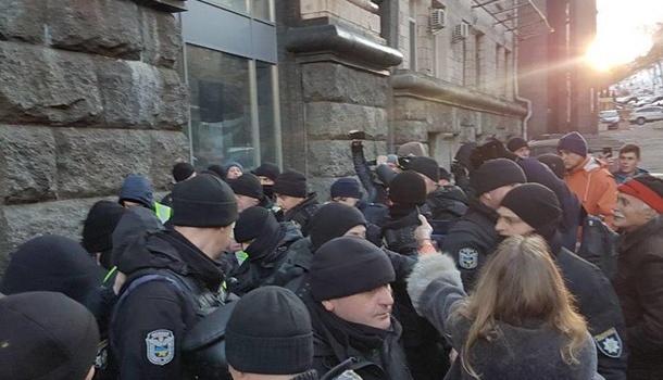 Помощника Савченко задержали в Киеве: известно о столкновениях Помощника Савченко задержали в Киеве: известно о столкновениях