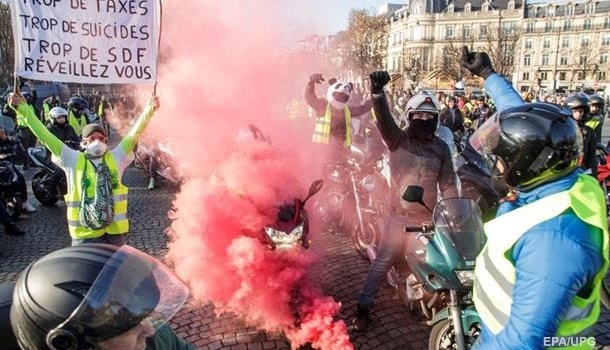 Массовые протесты во Франции: власти отказались менять цены на бензин 
