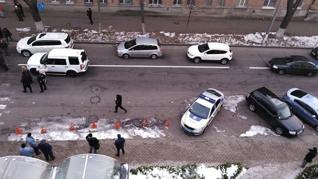 Участники протеста в Киеве перекрыли дорогу: сообщается о стычках 
