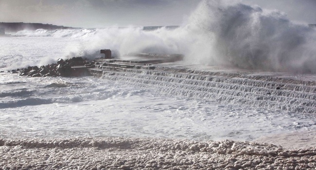 Популярный испанский курорт накрыл мощный ураган: в сети опубликовано видео