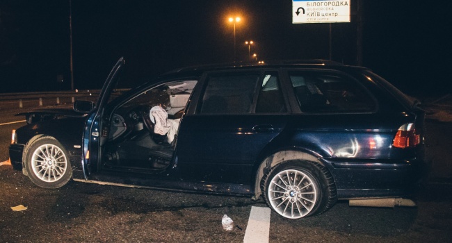 BMW врезался в отбойник под Киевом, у пассажира перелом бедра