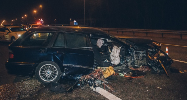 BMW врезался в отбойник под Киевом, у пассажира перелом бедра