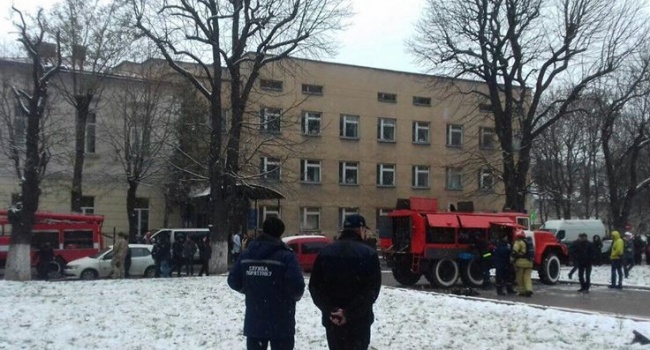 81 спасатель тушит пожар во львовской больнице