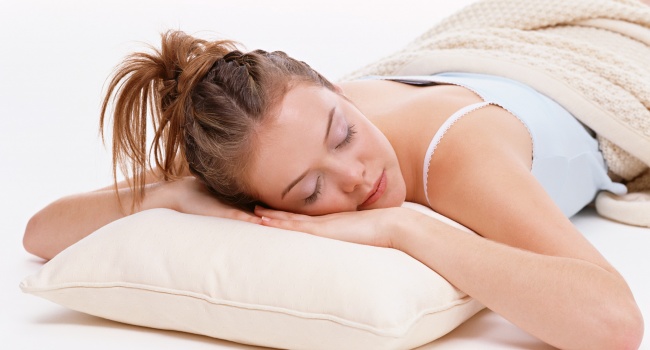 Сон без подушки провоцирует появление морщин