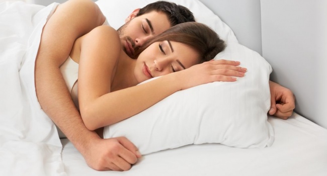 Прикосновения во время сна укрепляют отношения