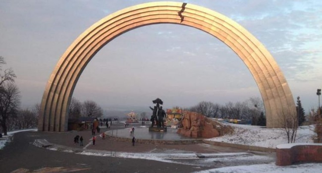 Трещина на «Арке Дружбы народов»: активисты выступили с заявлением