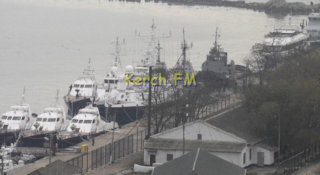 В Керчи поставили украинские суда, захваченные в Азовском море В Керчи поставили украинские суда, захваченные в Азовском море