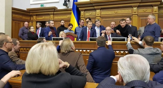 Вопрос катастрофический для Кремля, поэтому приказ дан всем – вопрос военного положения не должен быть принят Вопрос катастрофический для Кремля, поэтому приказ дан всем – вопрос военного положения не должен быть принят