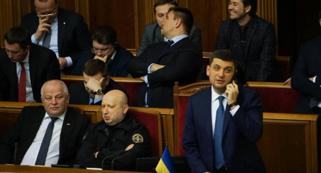 Рада рассматривает введение военного положения в Украине, - кадры