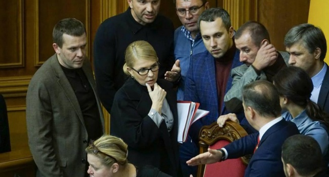 Рада рассматривает введение военного положения в Украине, - кадры