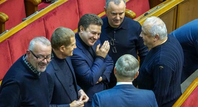 Рада рассматривает введение военного положения в Украине, - кадры