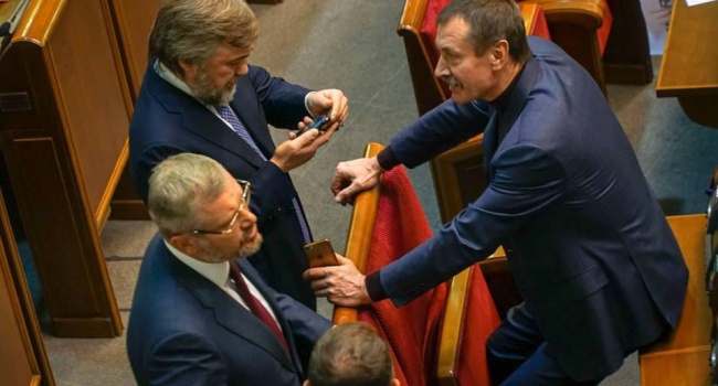 Рада рассматривает введение военного положения в Украине, - кадры