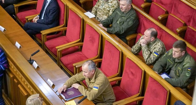 Рада рассматривает введение военного положения в Украине, - кадры