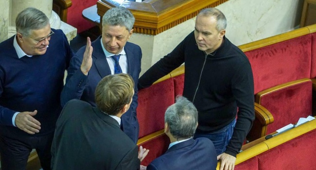 Рада рассматривает введение военного положения в Украине, - кадры