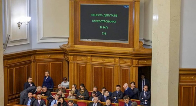 Рада рассматривает введение военного положения в Украине, - кадры