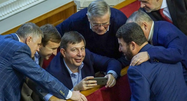 Рада рассматривает введение военного положения в Украине, - кадры