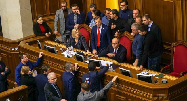 Рада рассматривает введение военного положения в Украине, - кадры