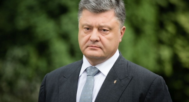 Политолог: «Военное положение - это запасной план Порошенко, чтобы удержать власть»