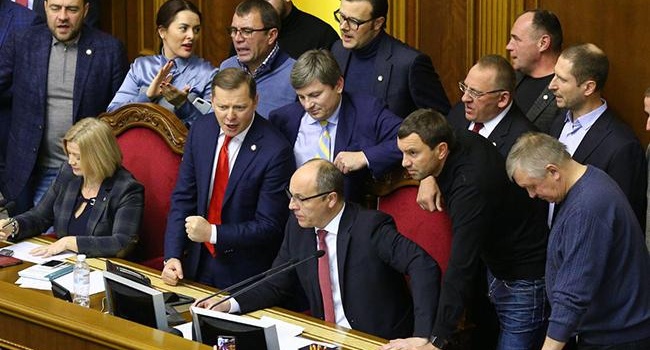 Аналитик: после вчерашней демонстрации деградации политического класса я за то, чтобы певцы, дворники, аграрии шли в политику Аналитик: после вчерашней демонстрации деградации политического класса я за то, чтобы певцы, дворники, аграрии шли в политику